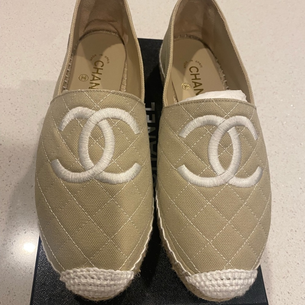 Chanel Espadrilles, size 40 fits an American 9. Beige and white color. - Picture 4 of 6